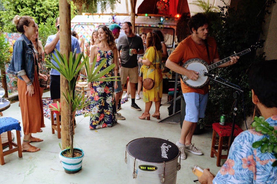 Música ao vivo e celebração de adultos no quintal da Casinha