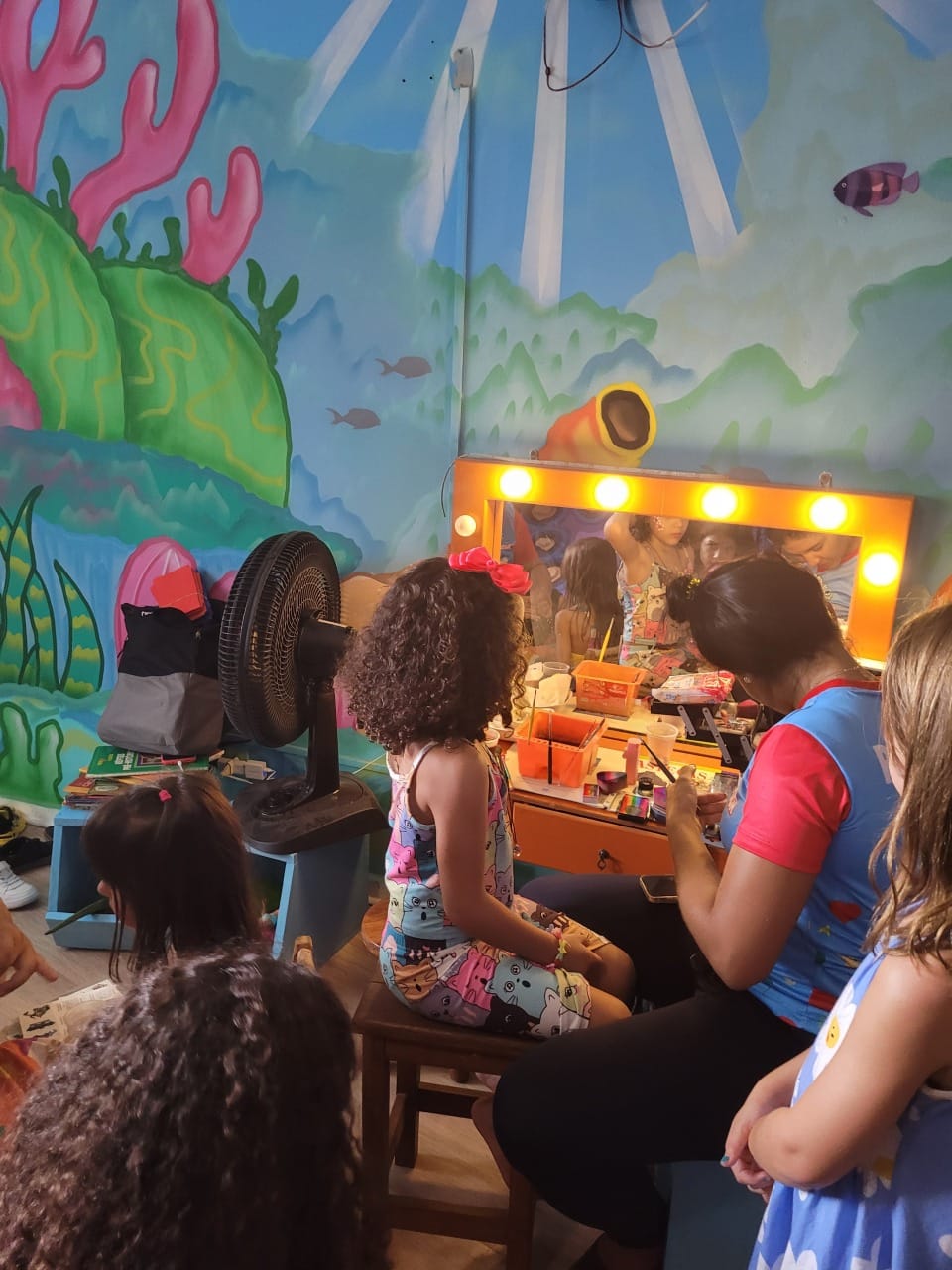 Oficina criativa infantil com pintura e monitoria acolhedora