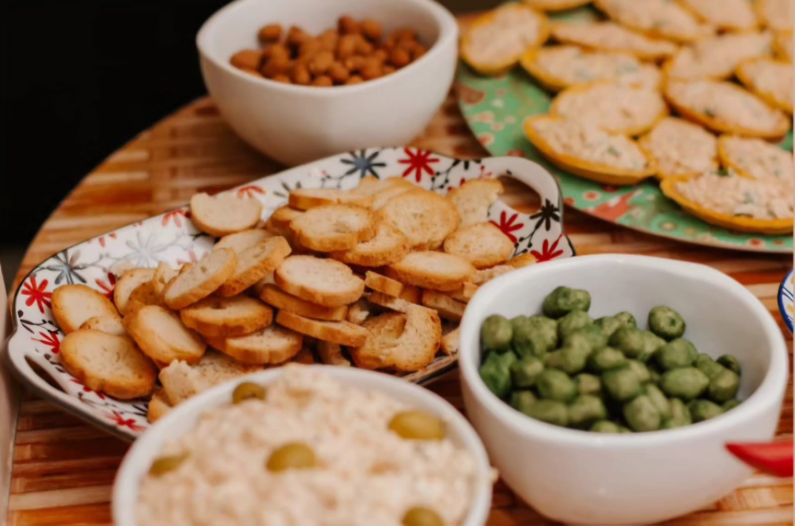 Comidinhas artesanais e antepastos saborosos